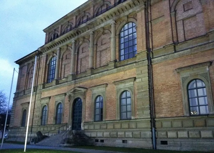 Hauser An Der Universitaet